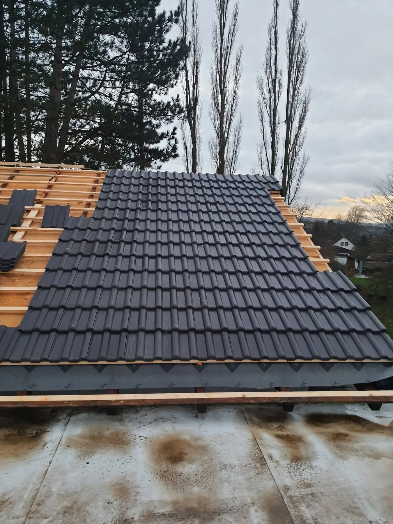 Fertig eingedeckte Dachfläche mit neuen Dachsteinen