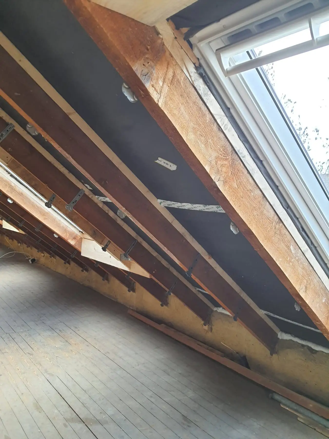 Dach, von der Lattung bis zur Eindeckung, Etappe 1: Alter Aufbau zurückgebaut, Sparren und Dachfenster liegen frei.