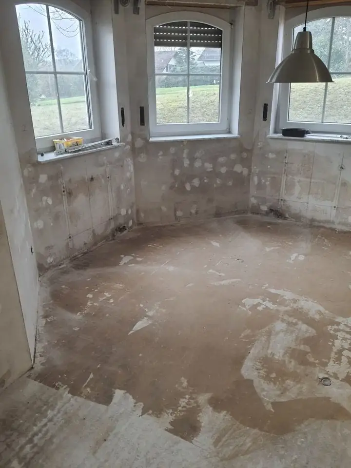 Erker im Altbau, Etappe 1: Alte Wandbeläge ab, Untergrund liegt frei.