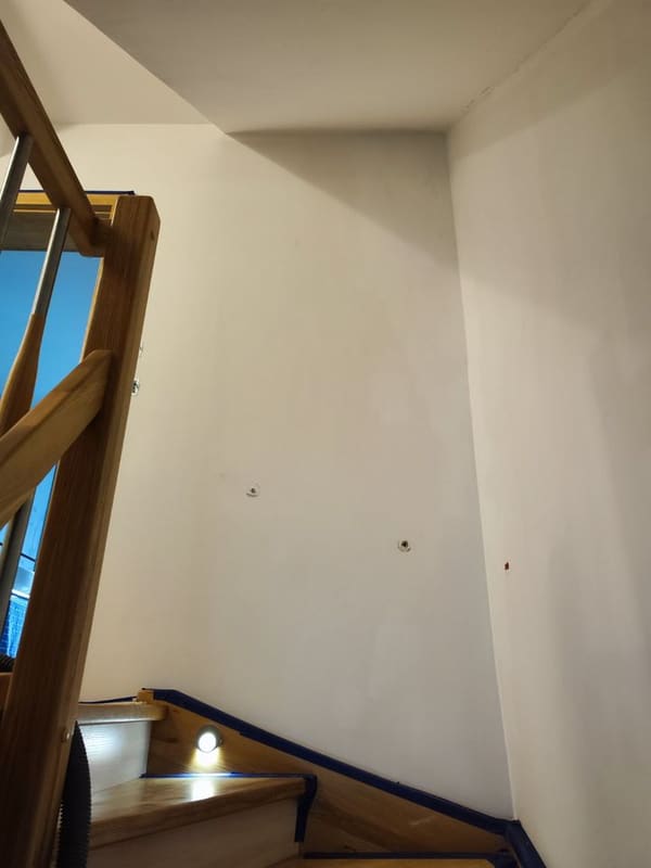 Verputzter Treppenaufgang mit Dachfenster