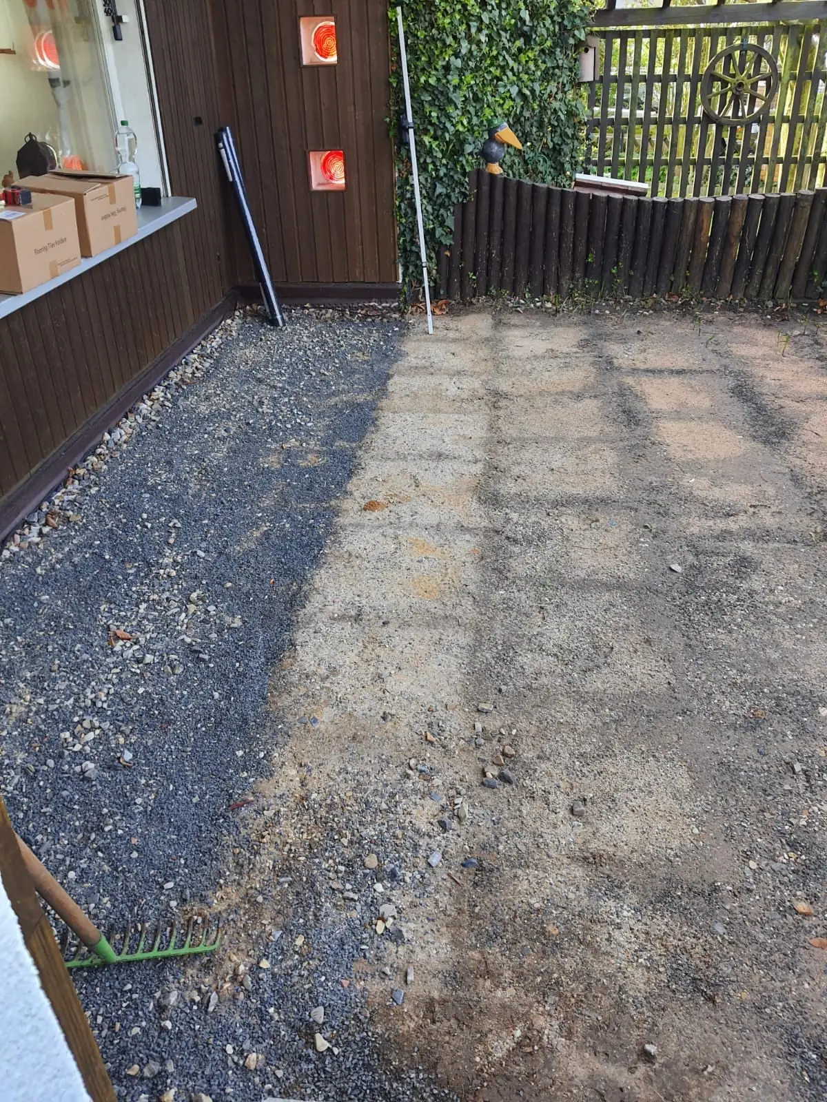 Terrasse, Etappe 1: Fläche abgezogen, Splitt eingebaut und verdichtet.