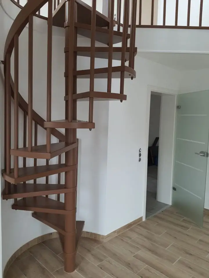 Hölzerne Wendeltreppe im fertigen Raum